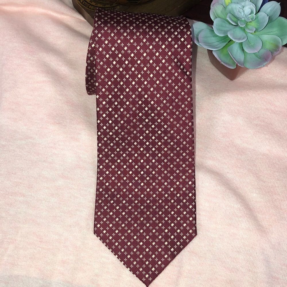 Roundtree & Yorke Deep Red Shimmery White Stunning Easy Care Silk Tie